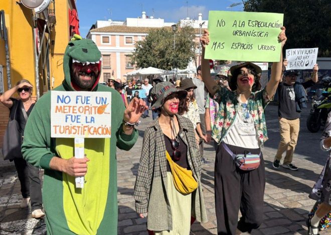 «Tanto turismo da miedo»: una ‘zombi-manifestación’ denuncia en Sevilla el impacto negativo del turismo masivo