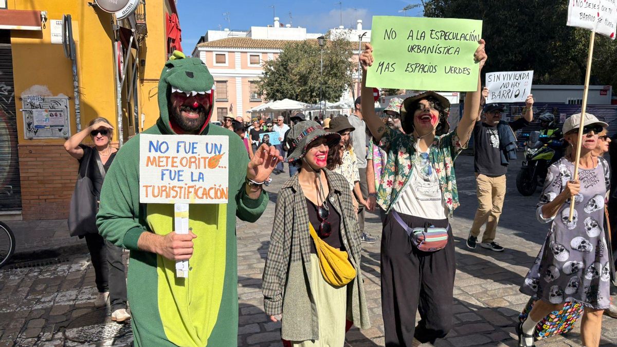 «Tanto turismo da miedo»: una ‘zombi-manifestación’ denuncia en Sevilla el impacto negativo del turismo masivo