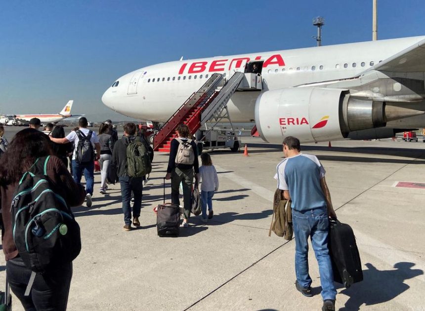 Iberia y otras aerolíneas cancelan sus vuelos a Venezuela tras la advertencia de EEUU sobre la «actividad militar» en la zona
