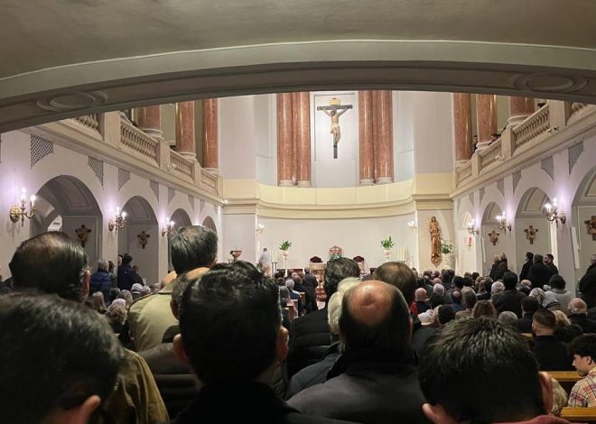 Una misa en recuerdo de Franco interrumpida por dos activistas de Femen: «¡Al fascismo, ni honor ni gloria!»