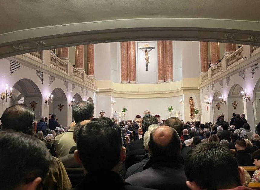 Una misa en recuerdo de Franco interrumpida por dos activistas de Femen: «¡Al fascismo, ni honor ni gloria!»