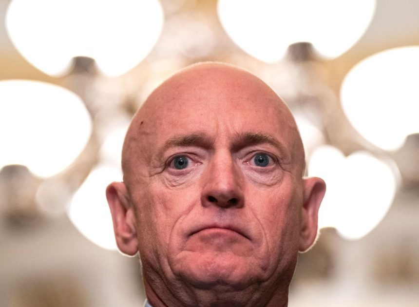 El Pentágono investiga a un senador y ex militar demócrata para el que Trump pidió la pena capital por llamar a desobedecer «órdenes ilegales»