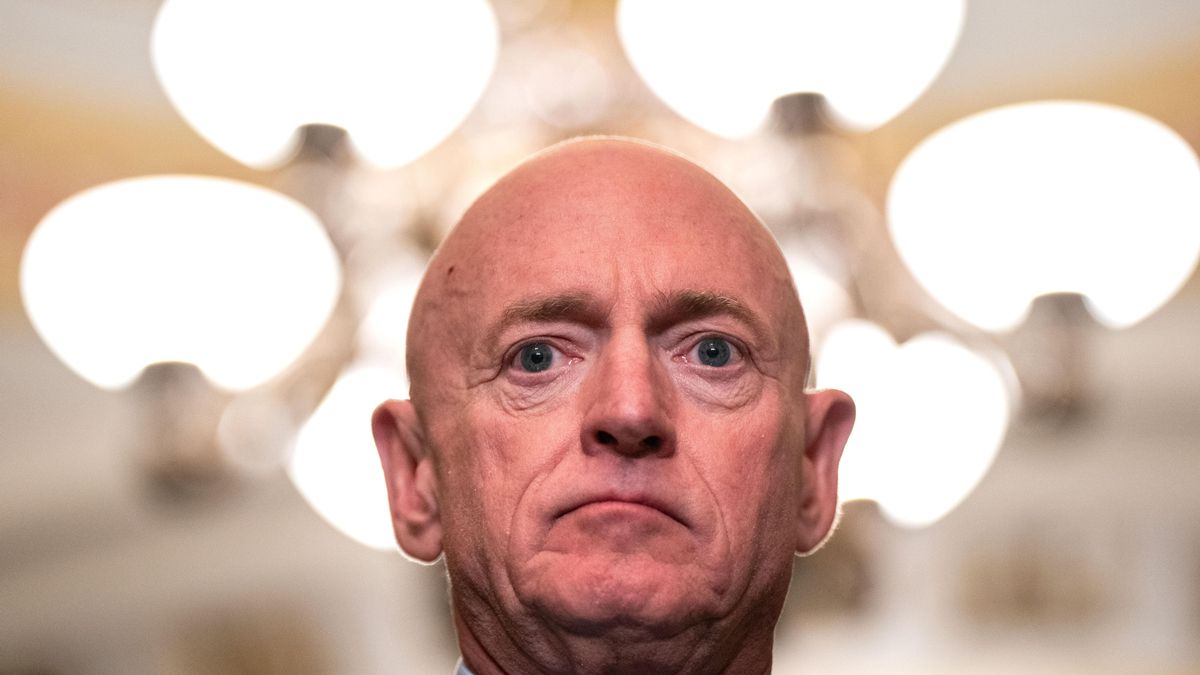 El Pentágono investiga a un senador y ex militar demócrata para el que Trump pidió la pena capital por llamar a desobedecer «órdenes ilegales»