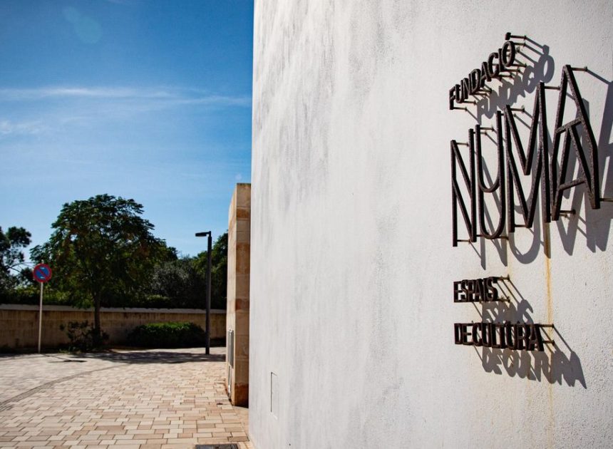 La disputa por un tendedero entre una galería de arte y unos vecinos de Menorca provoca forcejeos, denuncias y un ictus