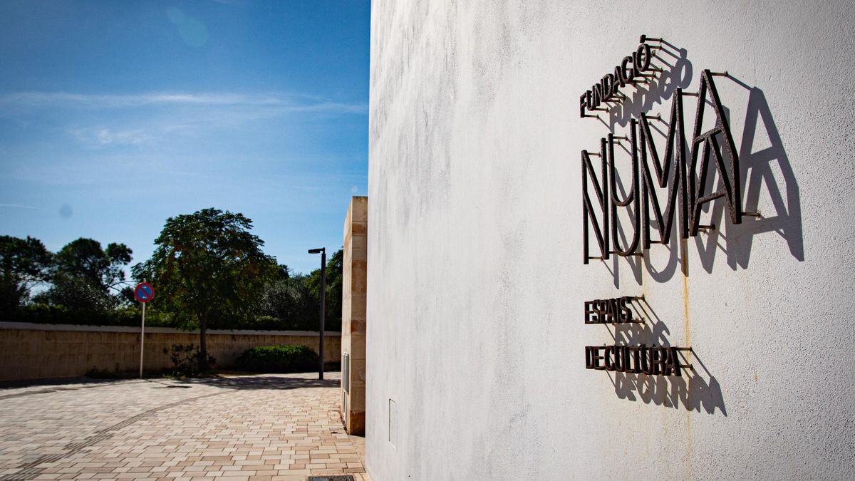 La disputa por un tendedero entre una galería de arte y unos vecinos de Menorca provoca forcejeos, denuncias y un ictus