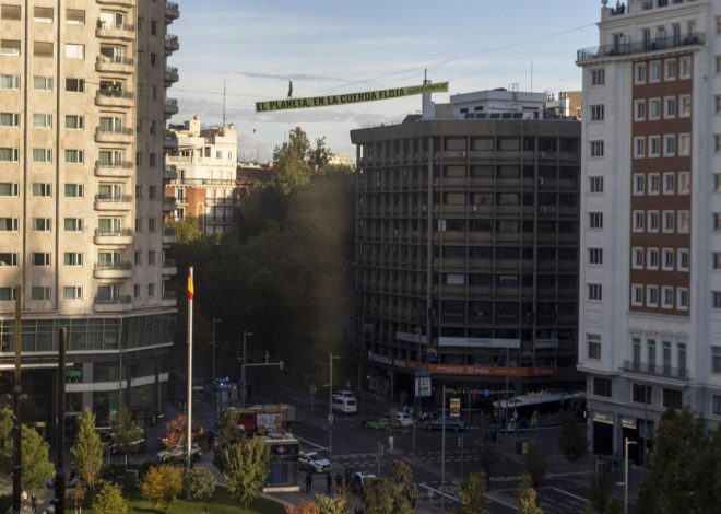 «El planeta, en la cuerda floja»: una activista de Greenpeace camina a 30 metros de altura en Madrid para exigir «justicia climática»