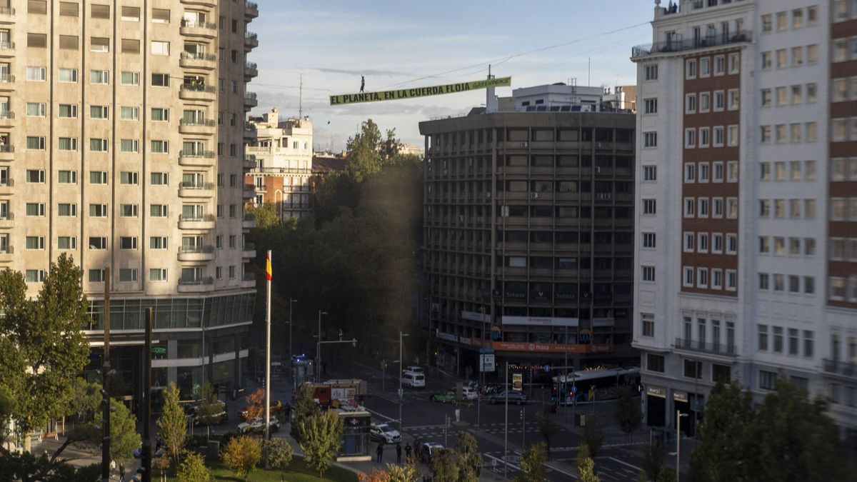 «El planeta, en la cuerda floja»: una activista de Greenpeace camina a 30 metros de altura en Madrid para exigir «justicia climática»