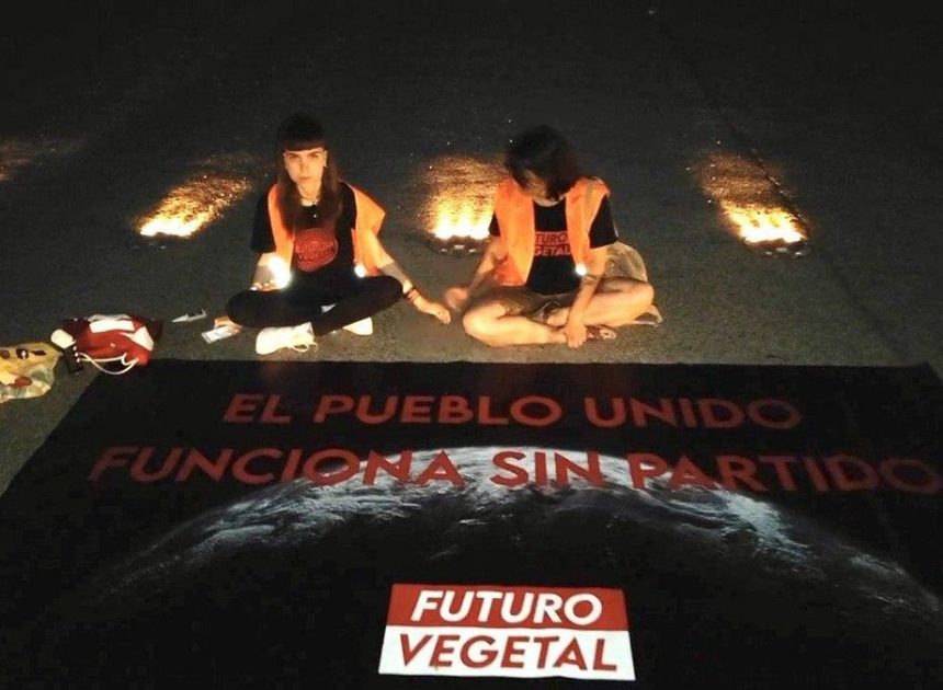 Un juez manda al banquillo a dos activistas de Futuro Vegetal y un periodista por su protesta en Barajas