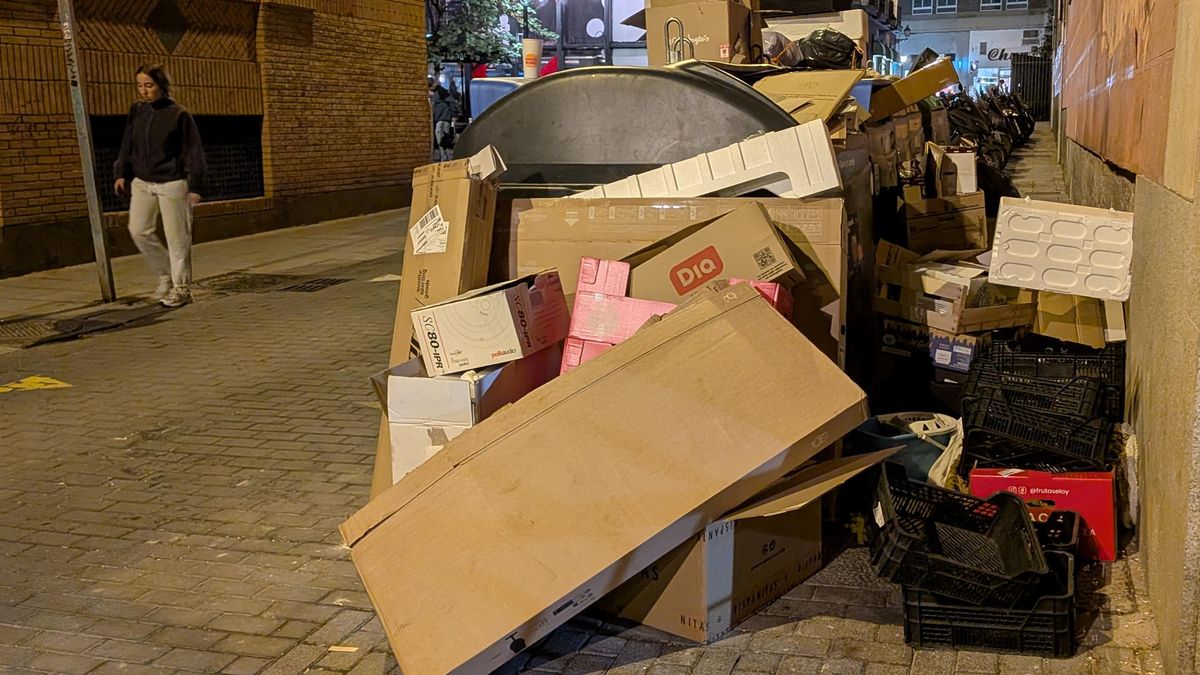 Los avisos por suciedad en Madrid se disparan y marcan récords en plena polémica por la tasa de basuras