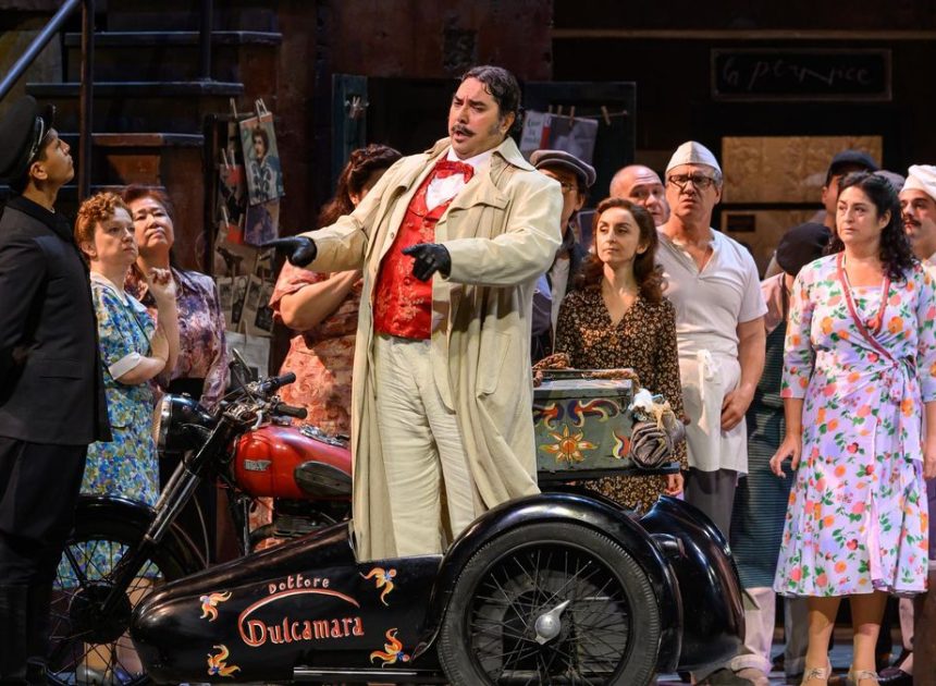 Mario Gas reconquista por sexta vez el Liceu con su montaje de ‘L’elisir d’amore’ de Donizetti