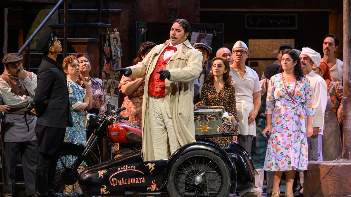 Mario Gas reconquista por sexta vez el Liceu con su montaje de ‘L’elisir d’amore’ de Donizetti