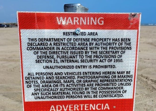 Un grupo de estadounidenses cruza ilegalmente la frontera de México para colocar señales de «zona restringida»