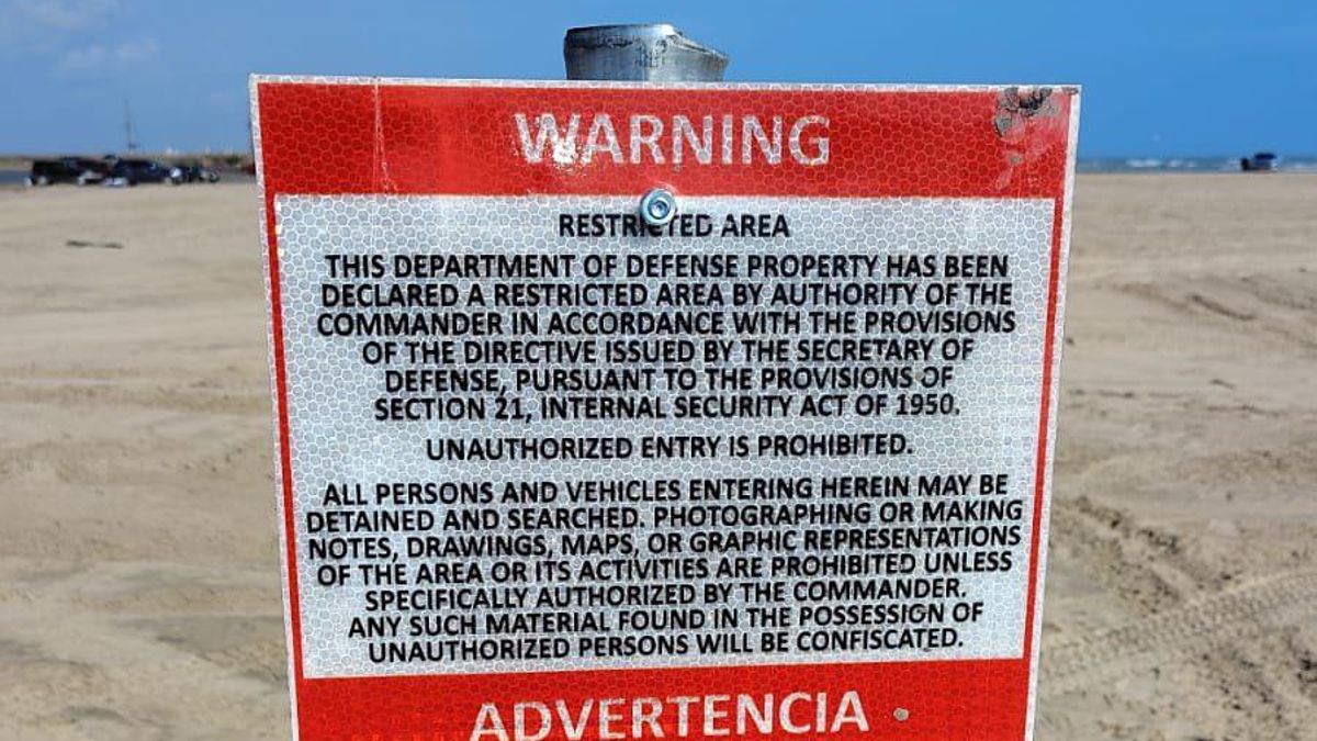 Un grupo de estadounidenses cruza ilegalmente la frontera de México para colocar señales de «zona restringida»