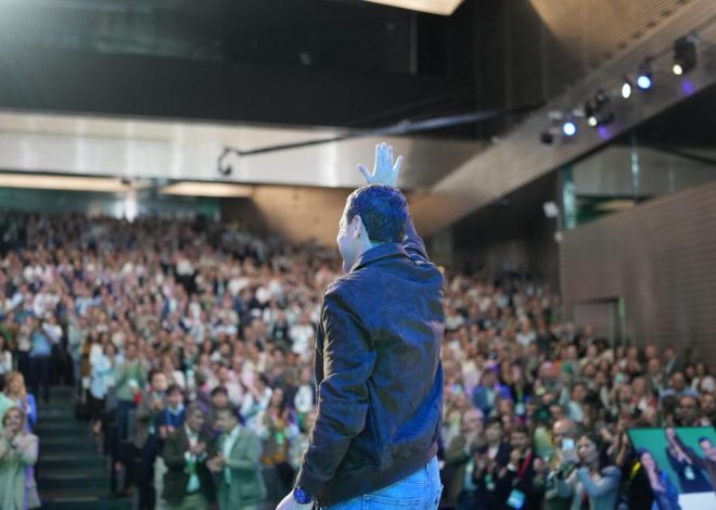 Moreno da por superada la crisis de los cribados y espolea al PP andaluz para que defienda su gestión sanitaria «sin complejos»