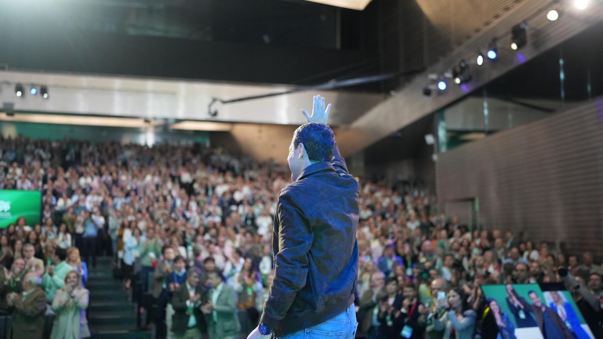 Moreno da por superada la crisis de los cribados y espolea al PP andaluz para que defienda su gestión sanitaria «sin complejos»
