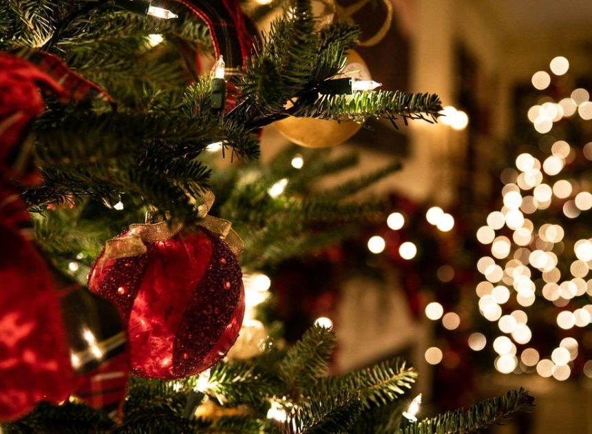 Los vecinos pueden prohibir los adornos de Navidad en zonas comunes, según una abogada: «La junta tiene capacidad para decidir»