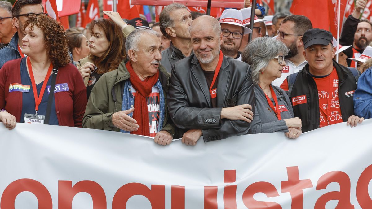 Los sindicatos CCOO y UGT piden subir el salario mínimo a 1.273 euros al mes y que tribute por primera vez