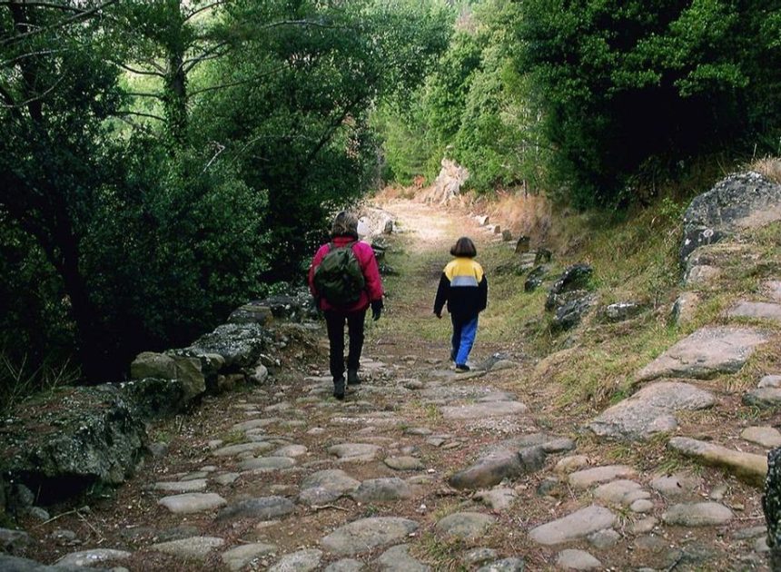 Cinco rutas de senderismo por antiguas calzadas romanas: un paseo sobre milenios de historia