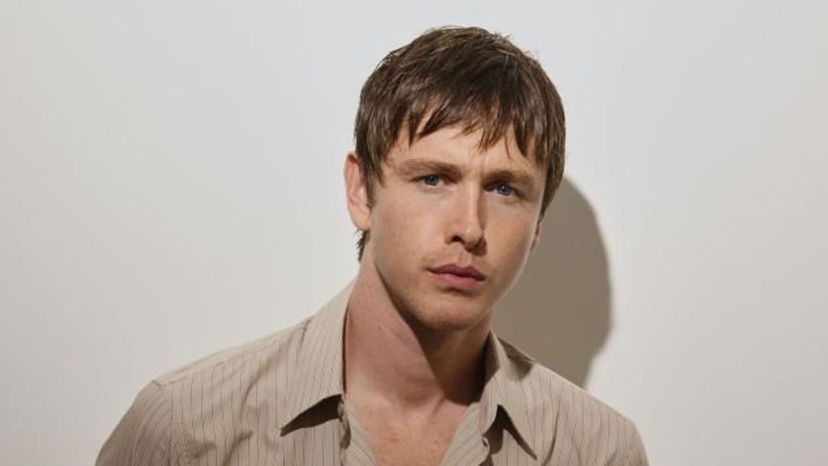 Harris Dickinson debuta en la dirección: «Se supone que la religión es algo amable, pero todos sabemos que no lo es»