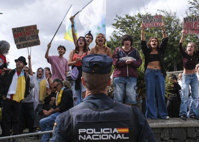 El agitador ultra Vito Quiles celebra rodeado de banderas franquistas y entre protestas un acto sin autorización en la Universidad de La Laguna