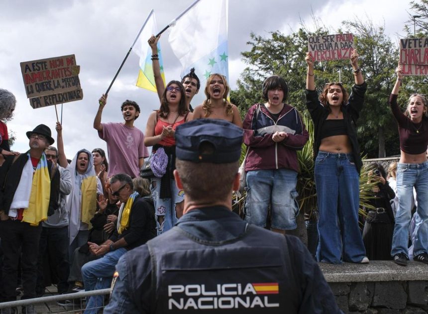 El agitador ultra Vito Quiles celebra rodeado de banderas franquistas y entre protestas un acto sin autorización en la Universidad de La Laguna