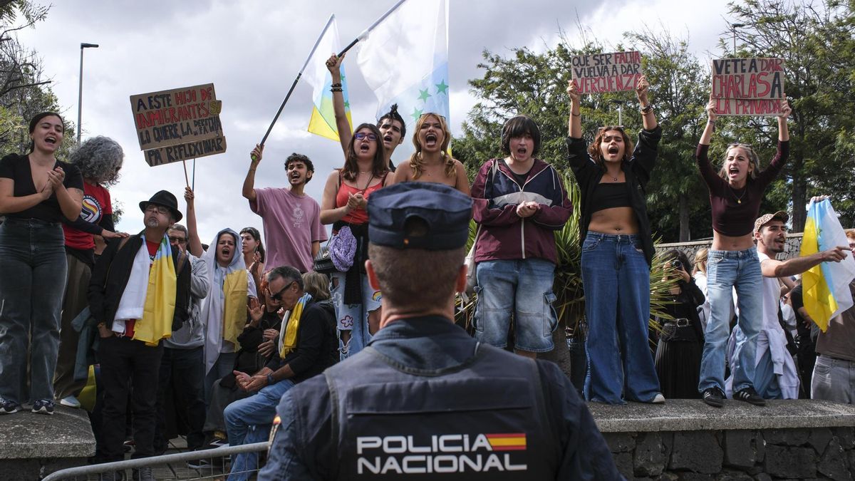 El agitador ultra Vito Quiles celebra rodeado de banderas franquistas y entre protestas un acto sin autorización en la Universidad de La Laguna