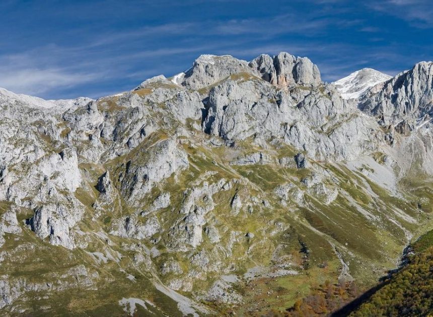 Entre lagos y pueblos rodeados de montañas: todo lo que guarda el segundo Parque Nacional más visitado de España