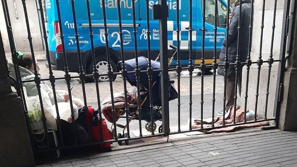 Tres familias con menores duermen a la intemperie a las puertas del Samur Social de Madrid y sin ayuda del Ayuntamiento