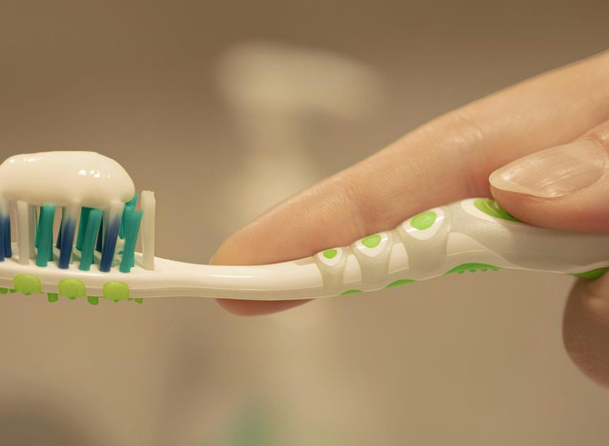 Cómo elegir bien un cepillo de dientes, según un odontólogo: «Una técnica incorrecta puede agravar la sensibilidad»