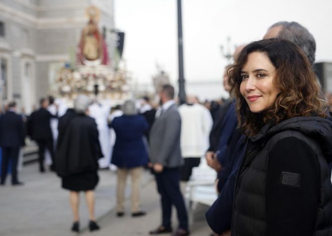 Ayuso abandona en ambulancia la misa de la Almudena por una «leve indisposición»