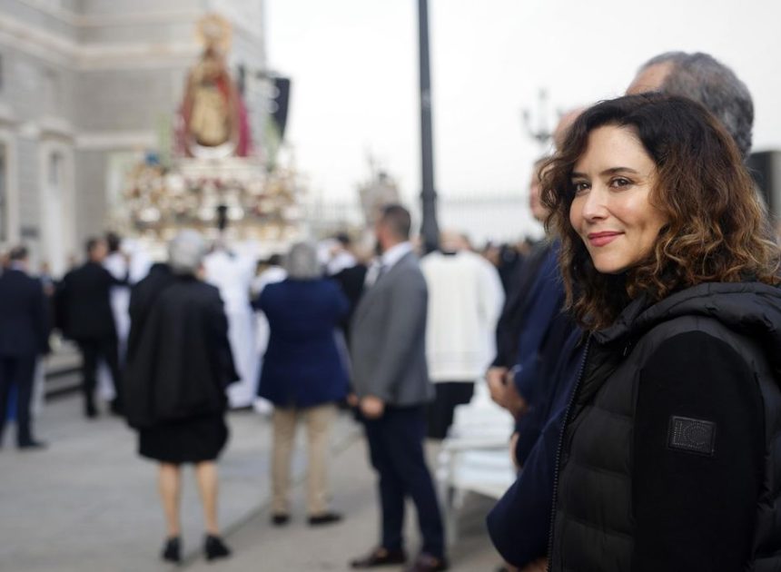 Ayuso abandona en ambulancia la misa de la Almudena por una «leve indisposición»