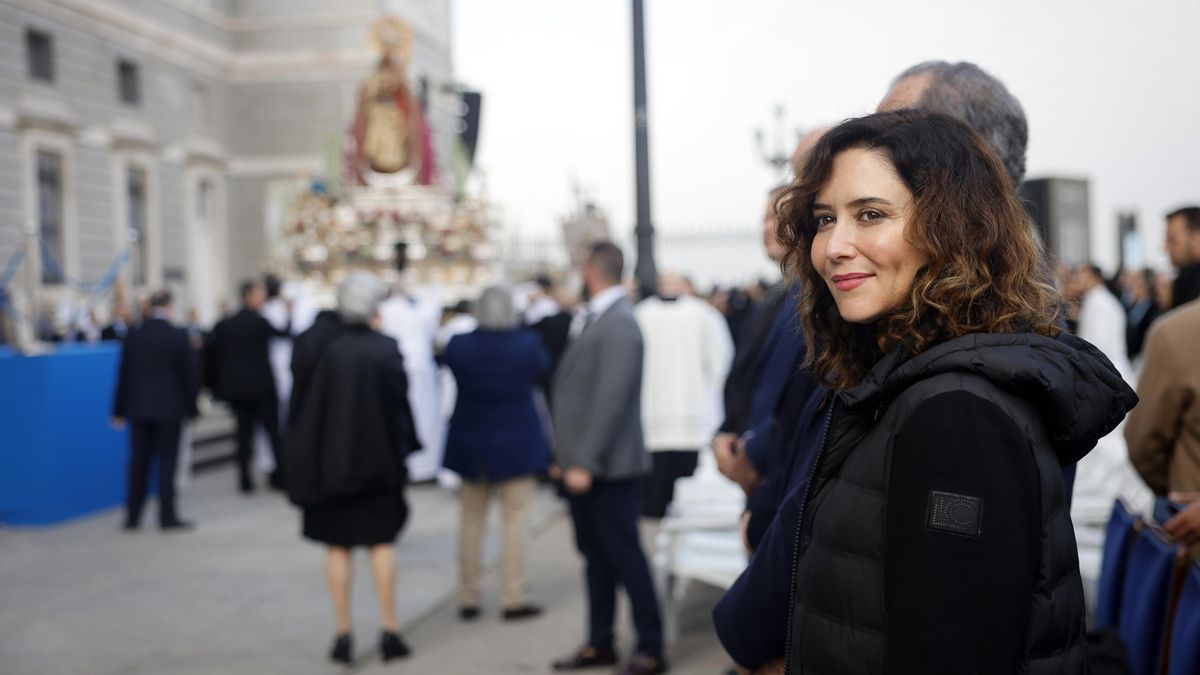 Ayuso abandona en ambulancia la misa de la Almudena por una «leve indisposición»