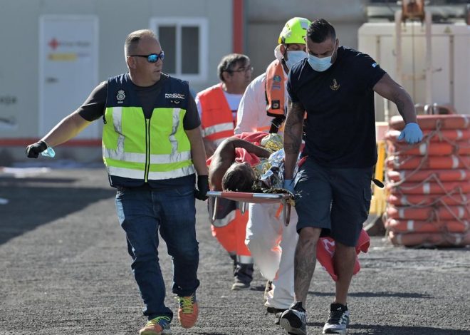 Salvamento rescata a más de 350 personas de dos cayucos cerca de El Hierro, entre ellas un bebé trasladado al hospital