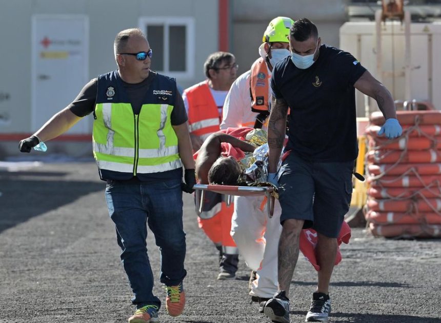 Salvamento rescata a más de 350 personas de dos cayucos cerca de El Hierro, entre ellas un bebé trasladado al hospital