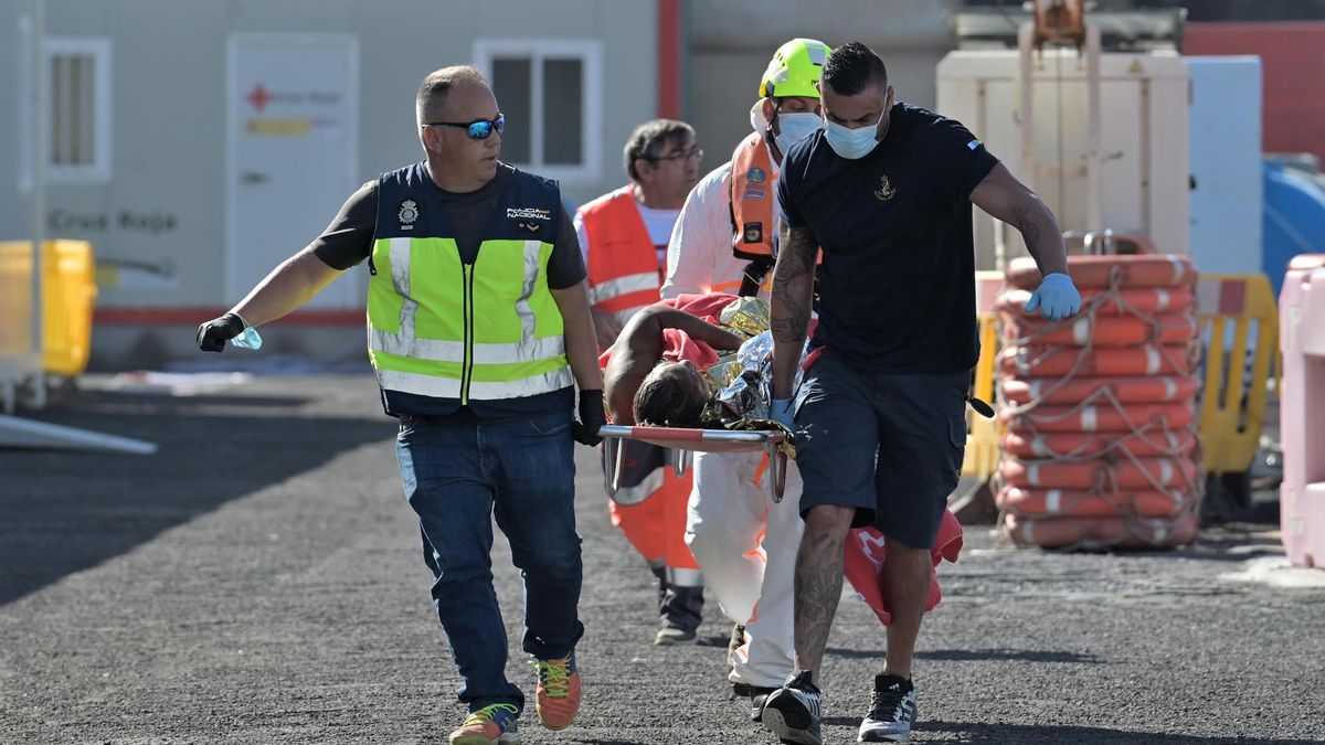 Salvamento rescata a más de 350 personas de dos cayucos cerca de El Hierro, entre ellas un bebé trasladado al hospital