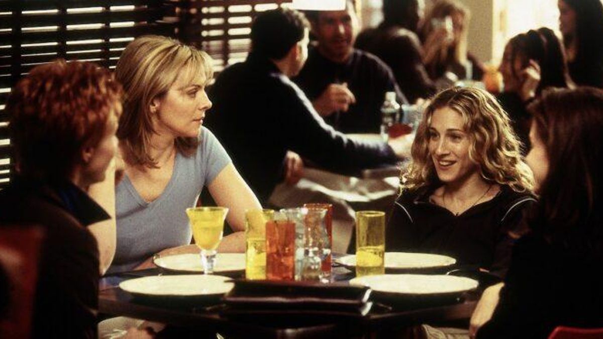 La cultura de quedar para ponerse al día con amigos: por qué ya no compartimos la vida, nos la resumimos