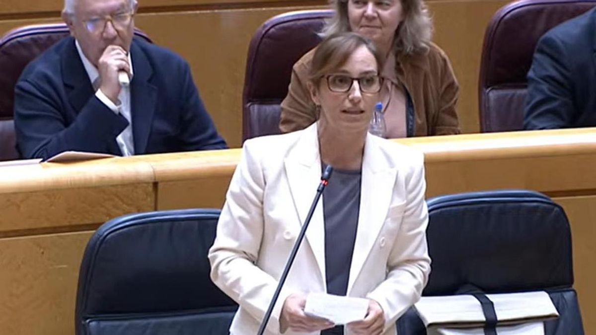 Javier Arenas, pillado fumando un vapeador en el Senado detrás de la ministra de Sanidad