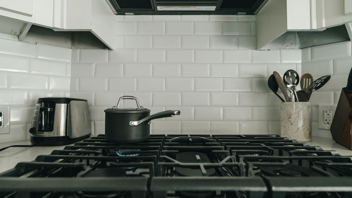 El método sencillo para mantener limpias las juntas de la encimera de la cocina