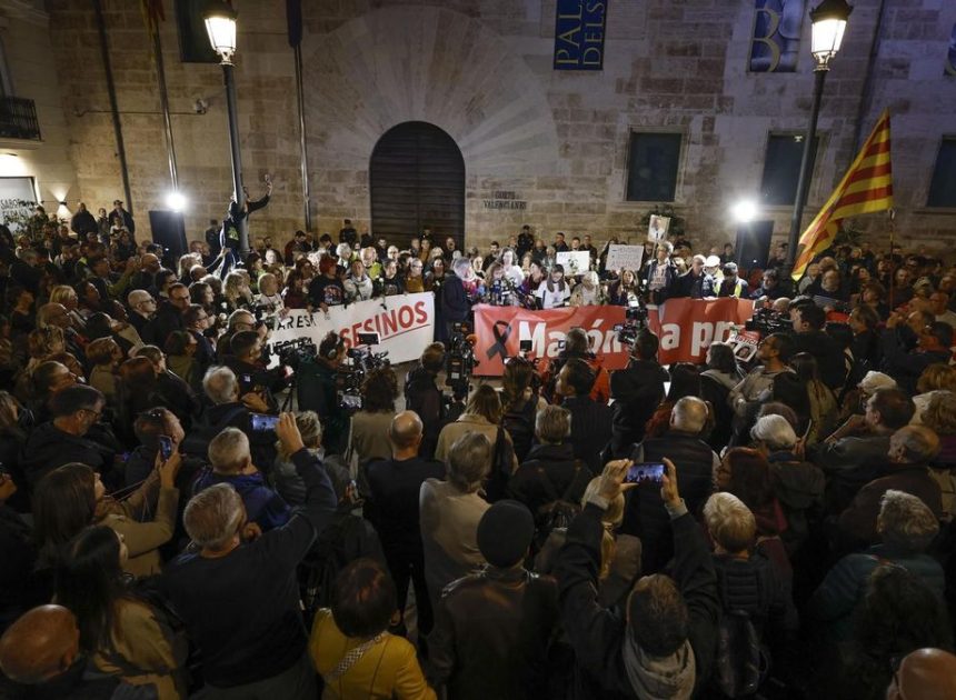 Cientos de personas claman en València para que Mazón responda ante Justicia por la dana