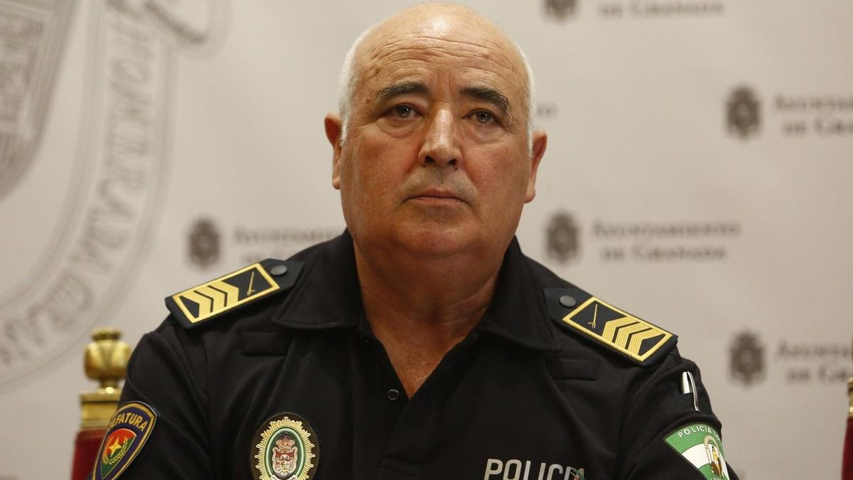 El exjefe de la Policía Local de Granada acosó a dos agentes que se negaron a retirar multas: «Me los tengo que follar»