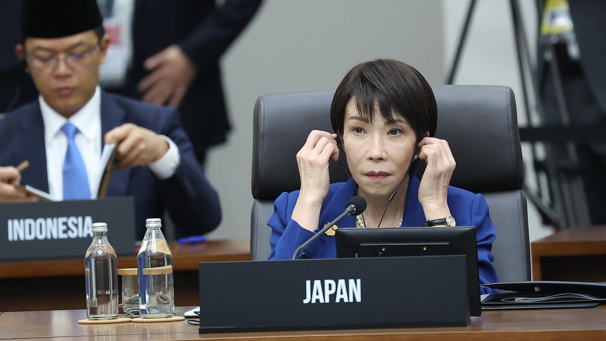 La primera ministra de Japón presume de dormir dos horas tras la polémica por una reunión a las tres de la madrugada