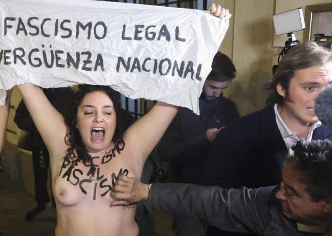 Un asistente a la misa de Franco manosea a las activistas de Femen que se manifestaban contra el fascismo