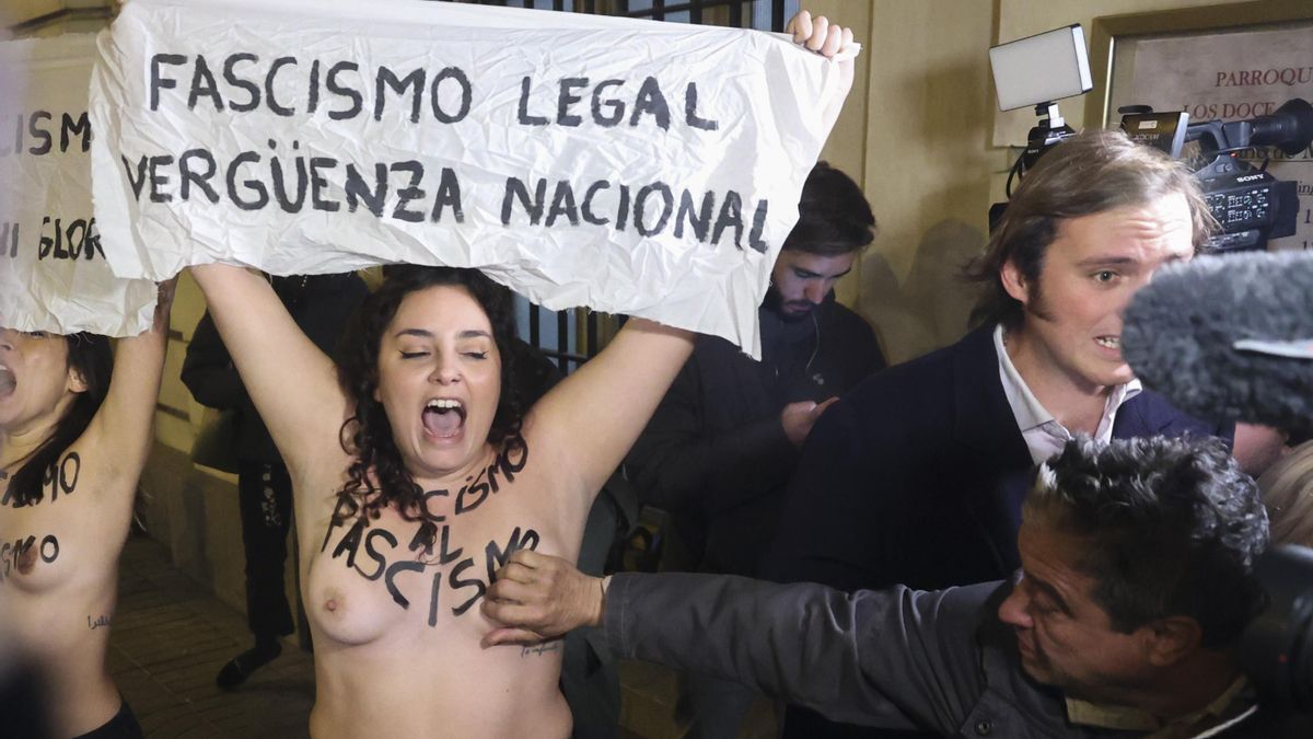 Un asistente a la misa de Franco manosea a las activistas de Femen que se manifestaban contra el fascismo