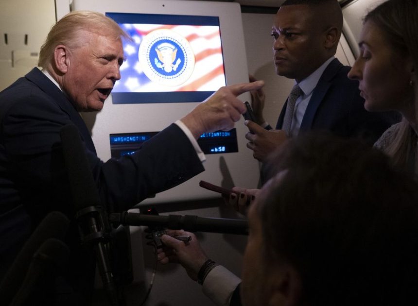 «Quiet, quiet, piggy!»: Trump está perdiendo los papeles con el caso Epstein y llama «cerdita» a una periodista a la que manda callar