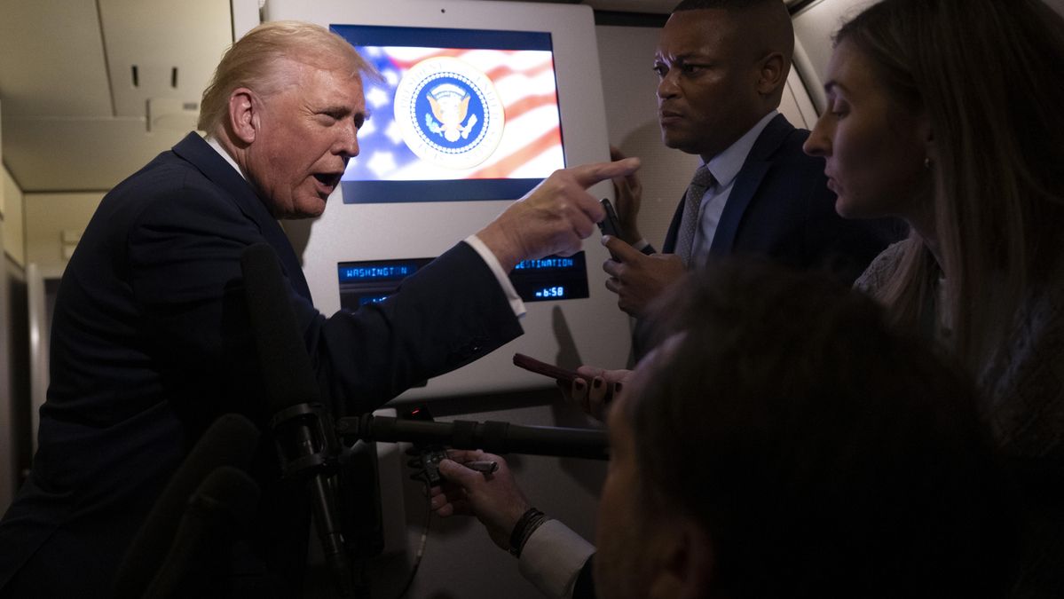 «Quiet, quiet, piggy!»: Trump está perdiendo los papeles con el caso Epstein y llama «cerdita» a una periodista a la que manda callar