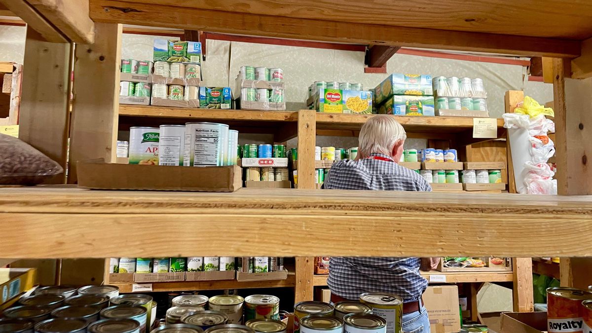 Trump lleva al Supremo su negativa a pagar ayudas para alimentos a 42 millones de personas y logra una suspensión temporal de urgencia