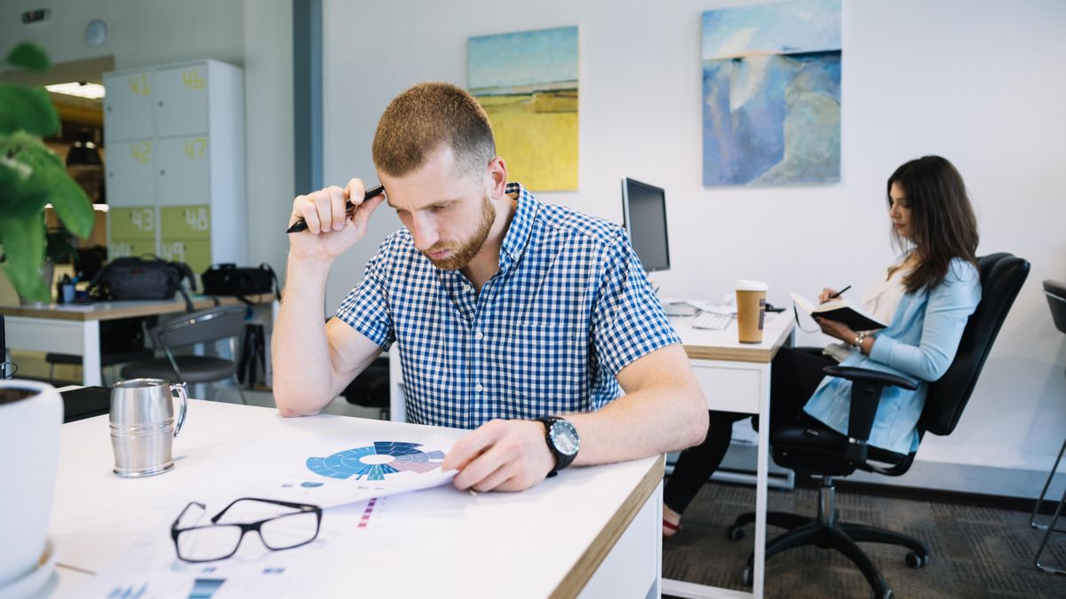 ¿Tu oficina tiene luz natural? Así afecta a la salud trabajar bajo iluminación artificial