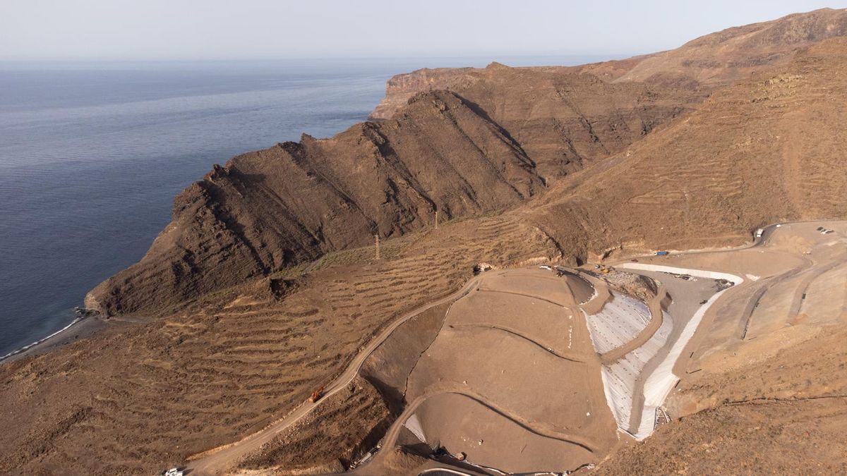 El vertedero de La Gomera convierte a una playa cercana en víctima frecuente de la contaminación por plásticos