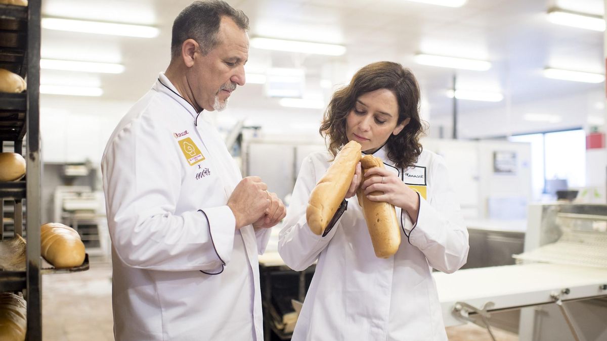 Panadera, jefa de obra, chulapa o futbolista: los mil y un ‘disfraces’ de Ayuso para sus ruedas de prensa