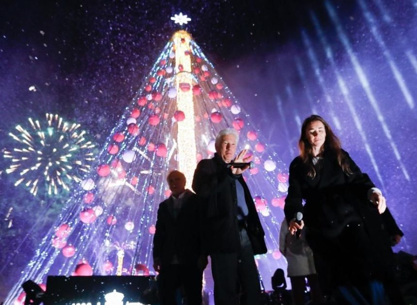 Richard Gere protagoniza el encendido del Gran Árbol de Navidad de Murcia